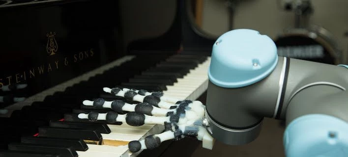 Δημιουργήθηκε το πρώτο ρομποτικό χέρι που… παίζει πιάνο (βίντεο)